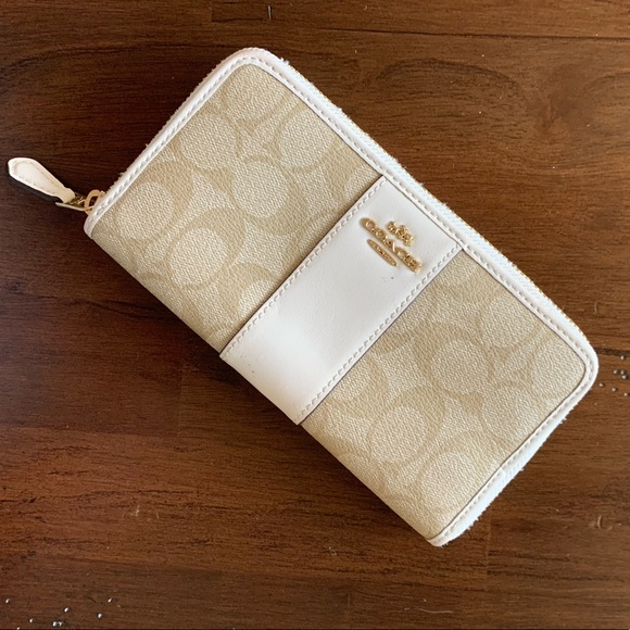 Coach Zipper Wallet. - Picture 3 of 8